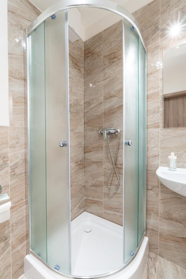 Brand New Studio Apartment #21 With Free Secure Parking In The Center Praga Exterior foto